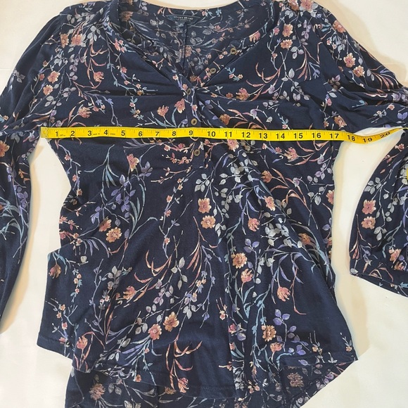 Lucky Brand Floral Printed Henley Top Size Medium - Picture 8 of 10